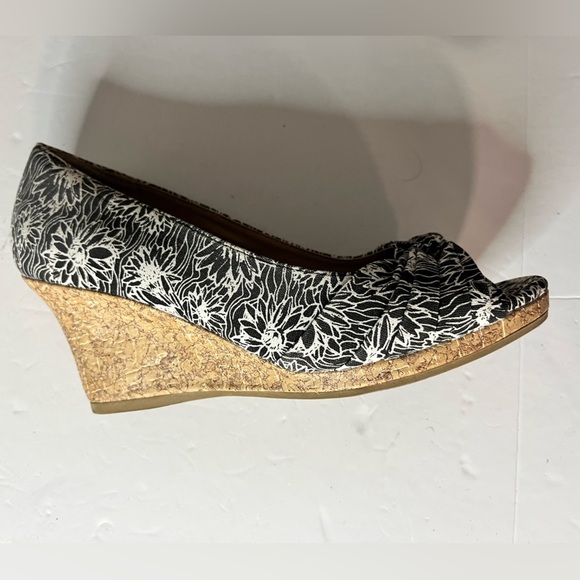 DexFlex Comfort Women’s Black & White Floral Cork Wedge Heels, Size 7 W - Picture 11 of 11